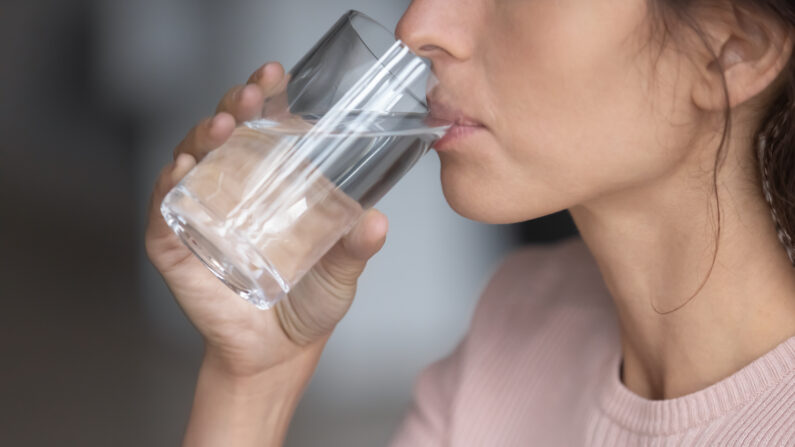 Kobieta pije wode z butelki filtrującej