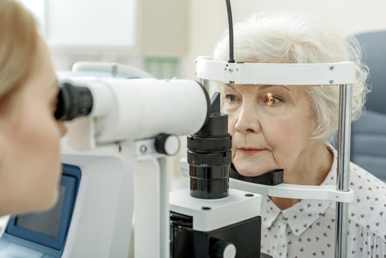 Lekarz bada starszej kobiecie oczy